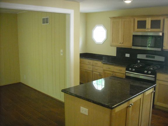 3rd image of 411 Oakwood Dr