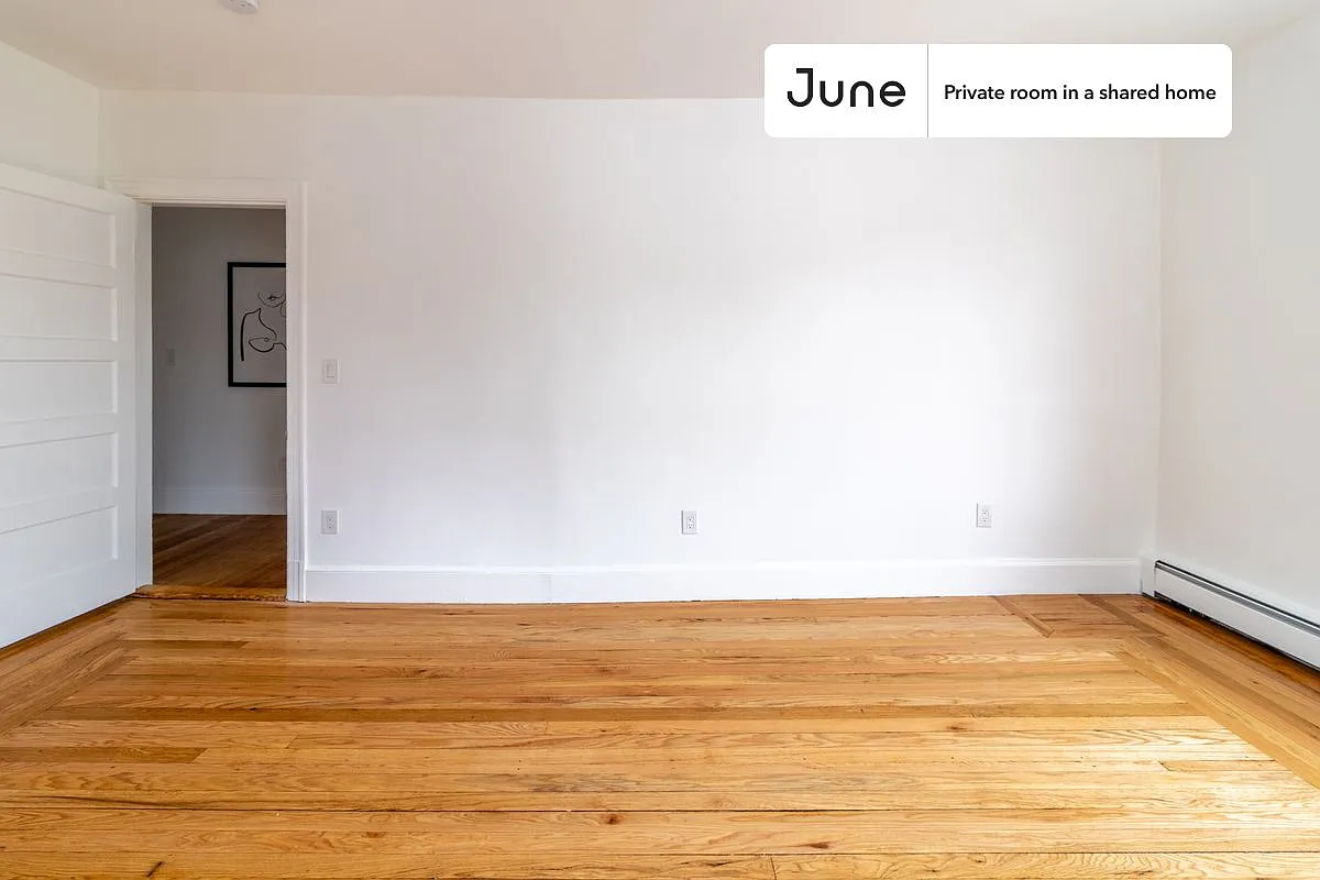Queen bedroom in 7 bed/2 bath home in Brighton #1263 B — Photo 4