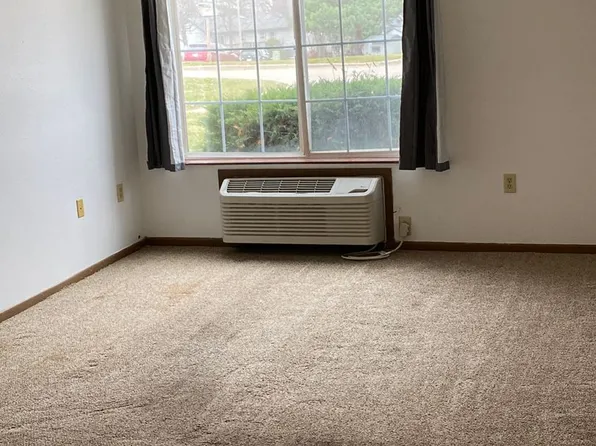 Hillcrest Apts, 208 Glenda Dr #216-1, Marshalltown, IA 50158