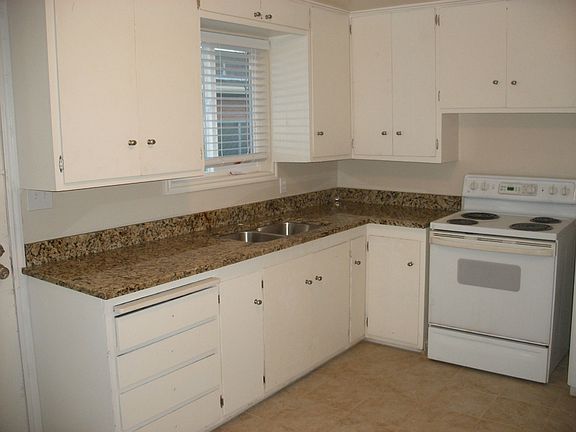 2nd image of 424 E Welby Ave
