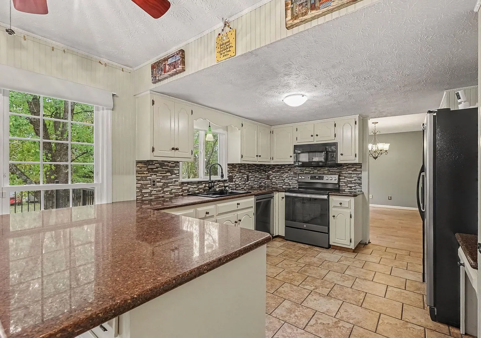 **Westside 3/2.5 Ava. Now Awesome Location! — Photo 4