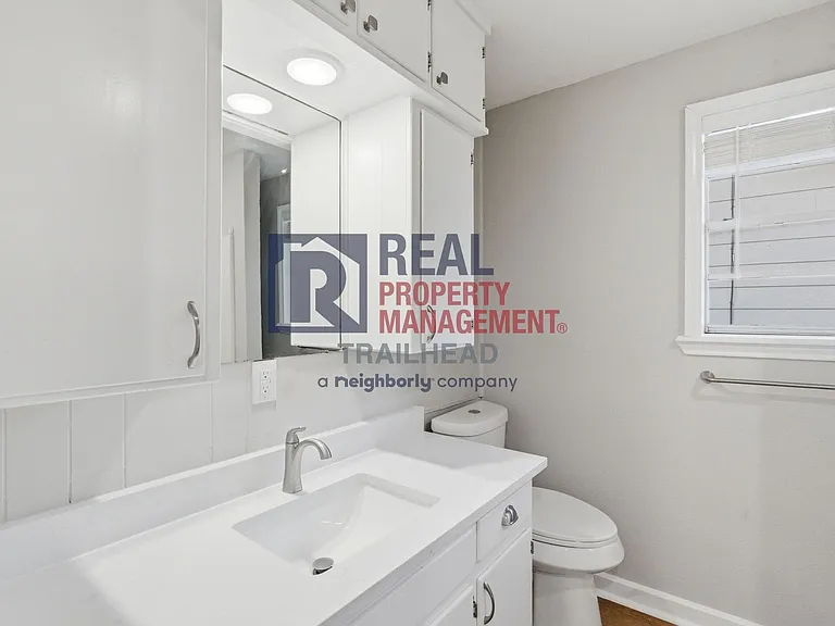 1040 N Clinton St — Photo 16