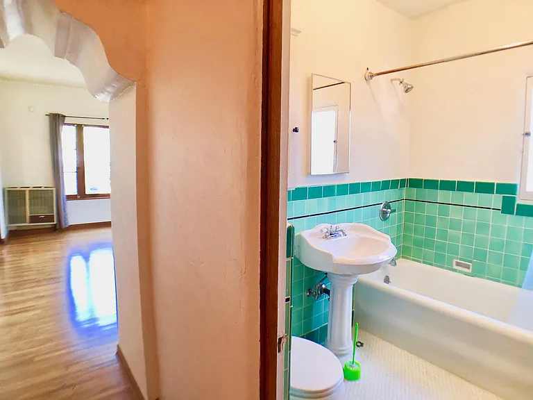 1352 W 10th St #3 — Photo 16