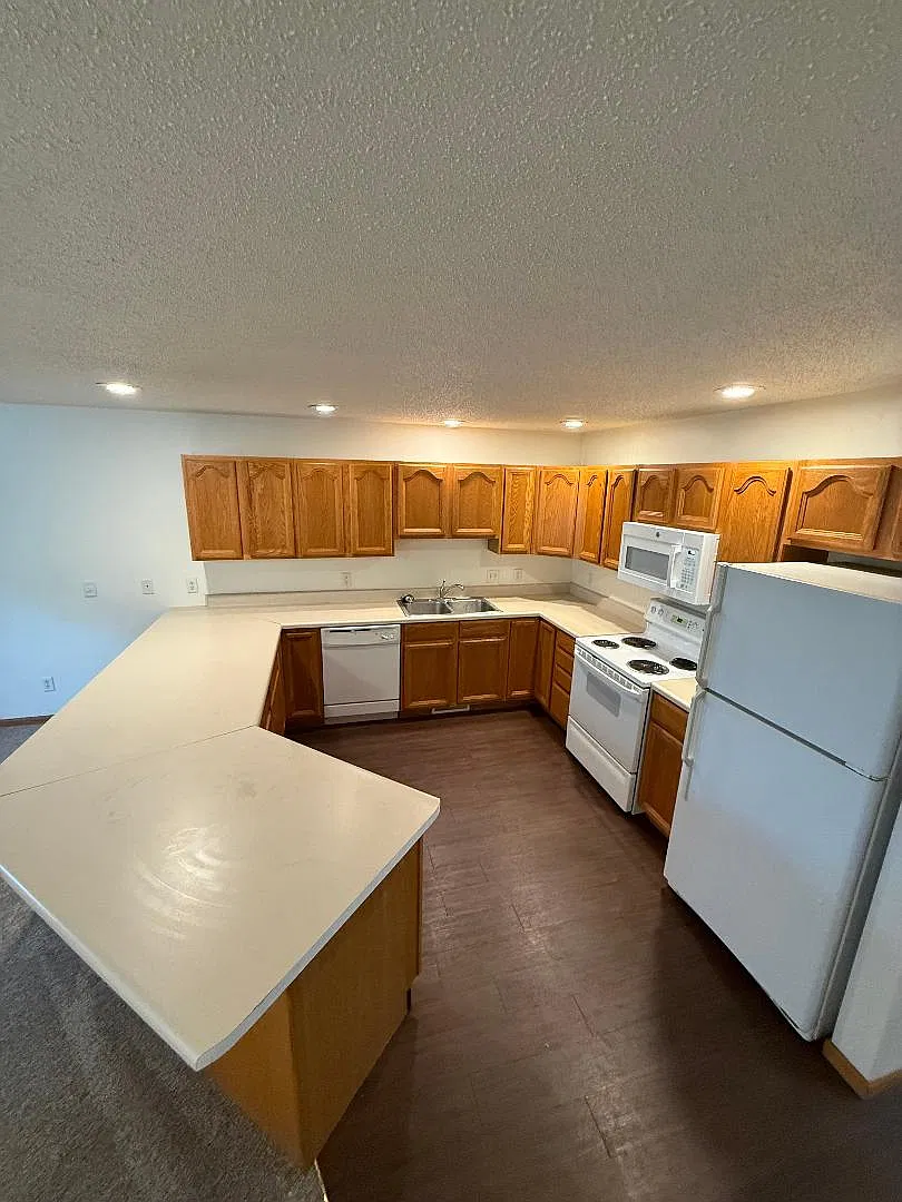 4 bed, 3.5 bath, 2898 sqft, $2,550 — Photo 2