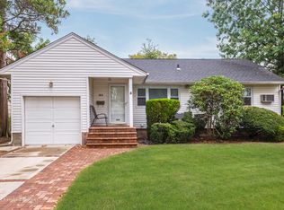 35 Sycamore Rd, Valley Stream, NY 11581