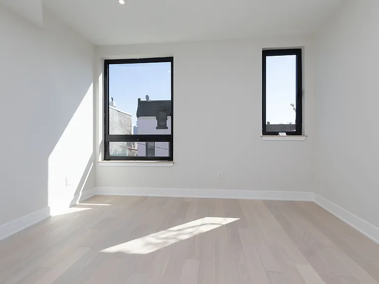 2541 Turner St — Photo 17