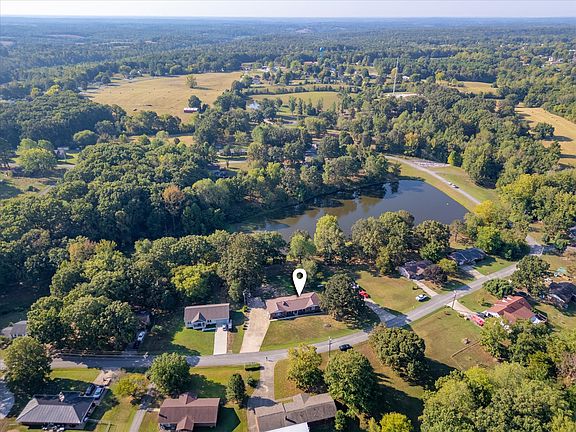 3rd image of 550 Lakeview Cir