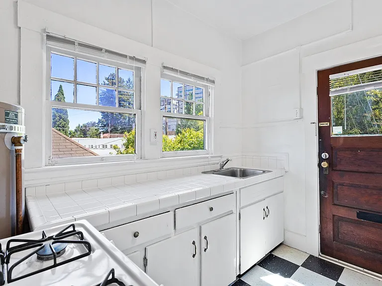 1 Bedroom with den close to SW! Walking distance to Providence Park! — Photo 6