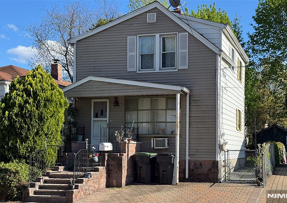 1st image of 32 Phelps Ave