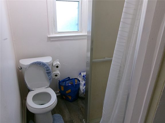 4th image of 79 Ambrose St