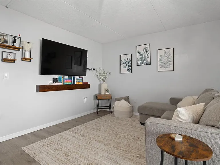 1154 Paseo Del Sol #B — Photo 2