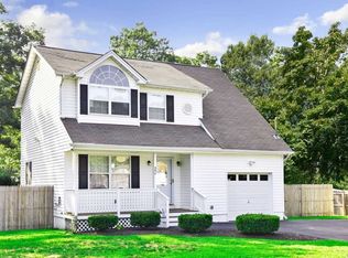 390 Whittier Dr, Mastic Beach, NY 11951