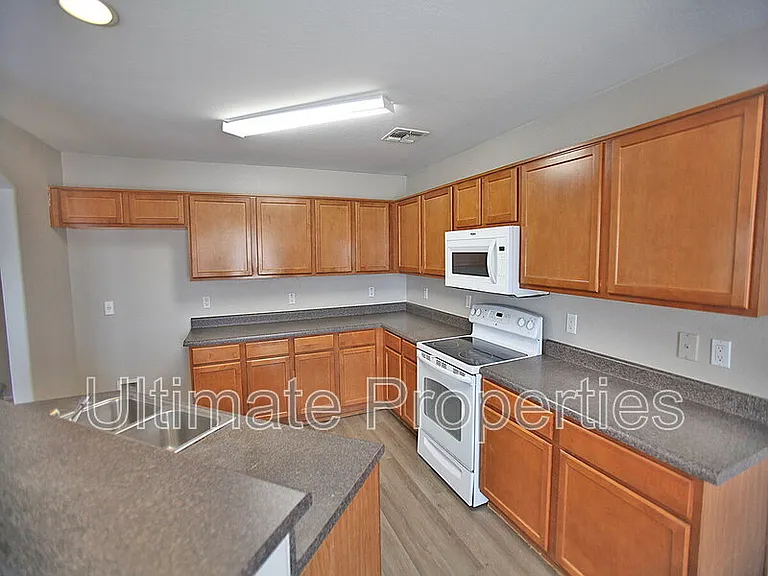 21983 W Gardenia Dr — Photo 8