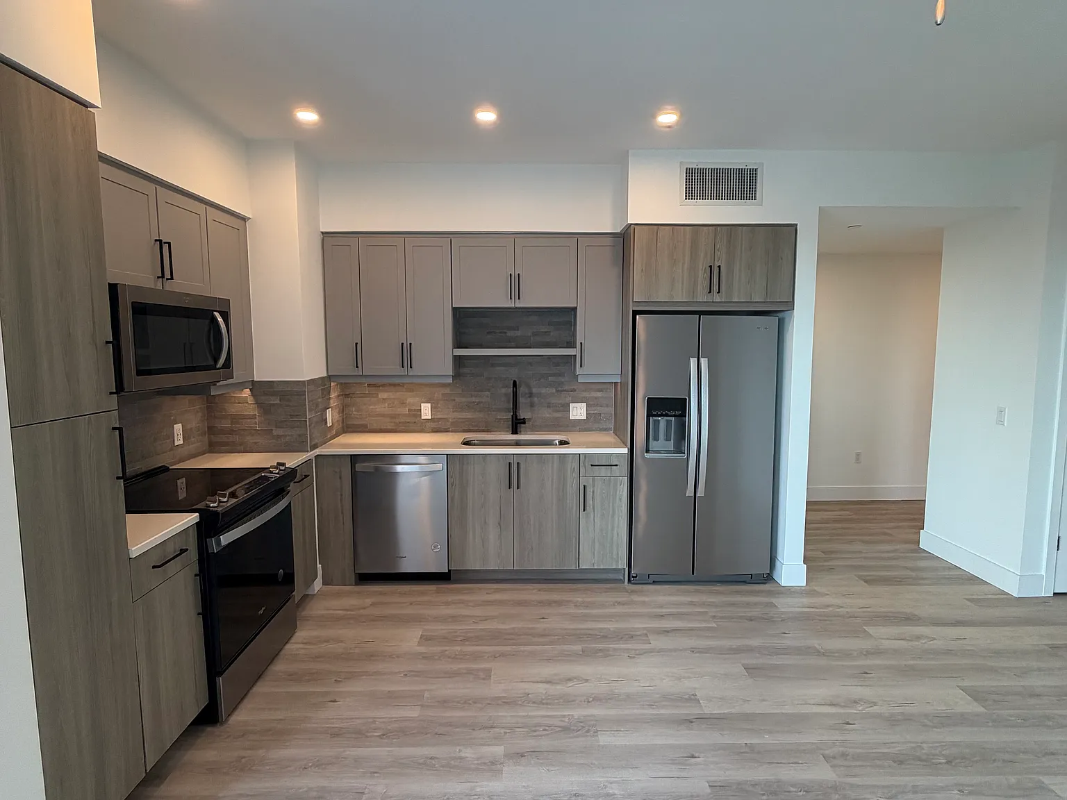 2 bed, 1090 sqft, $3,190 — Photo 2