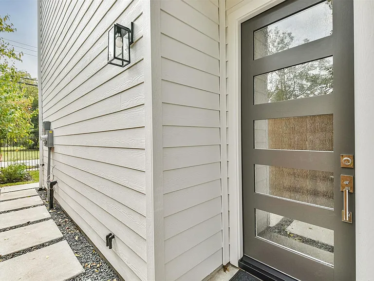 810 Mansfield St — Photo 6