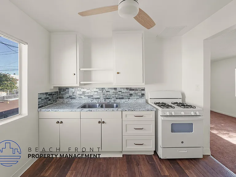 211 W G St — Photo 2