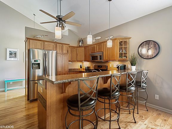 4th image of 414 Island Pointe Dr