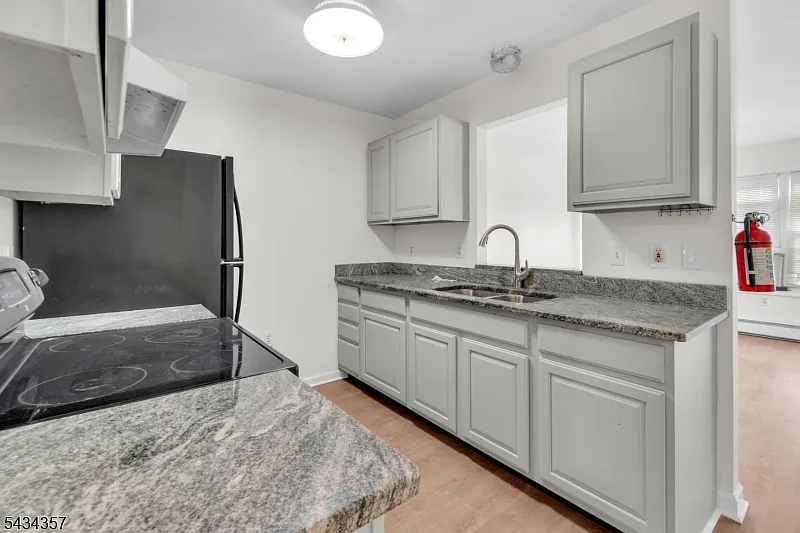 3 bed, 1.0 bath, 950 sqft, $2,550 — Photo 4