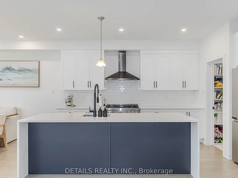 67 Viceroy Mews — Photo 10