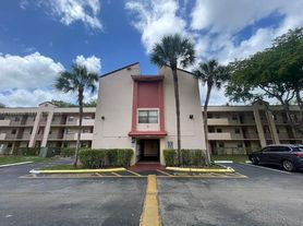 3410 Foxcroft Rd, Hollywood, FL