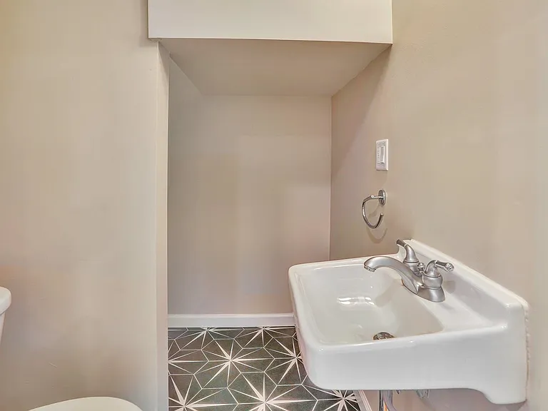 531 Court St — Photo 16