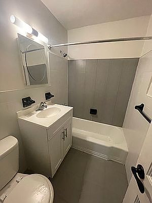 3rd image of 220 Montgomery St APT 3C