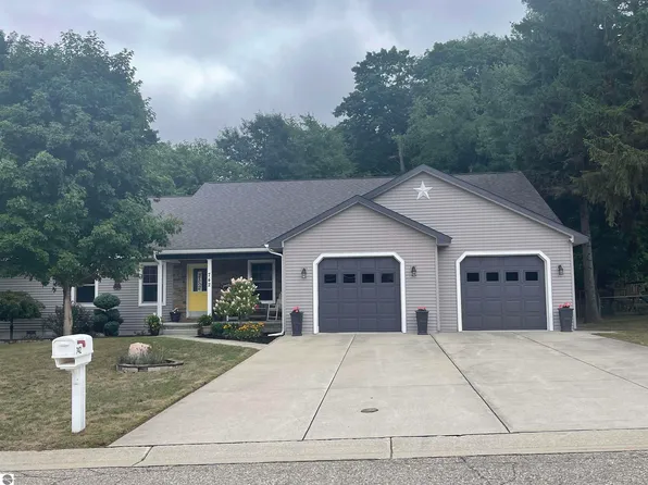 742 Blossomwood Dr, Clare, MI 48617