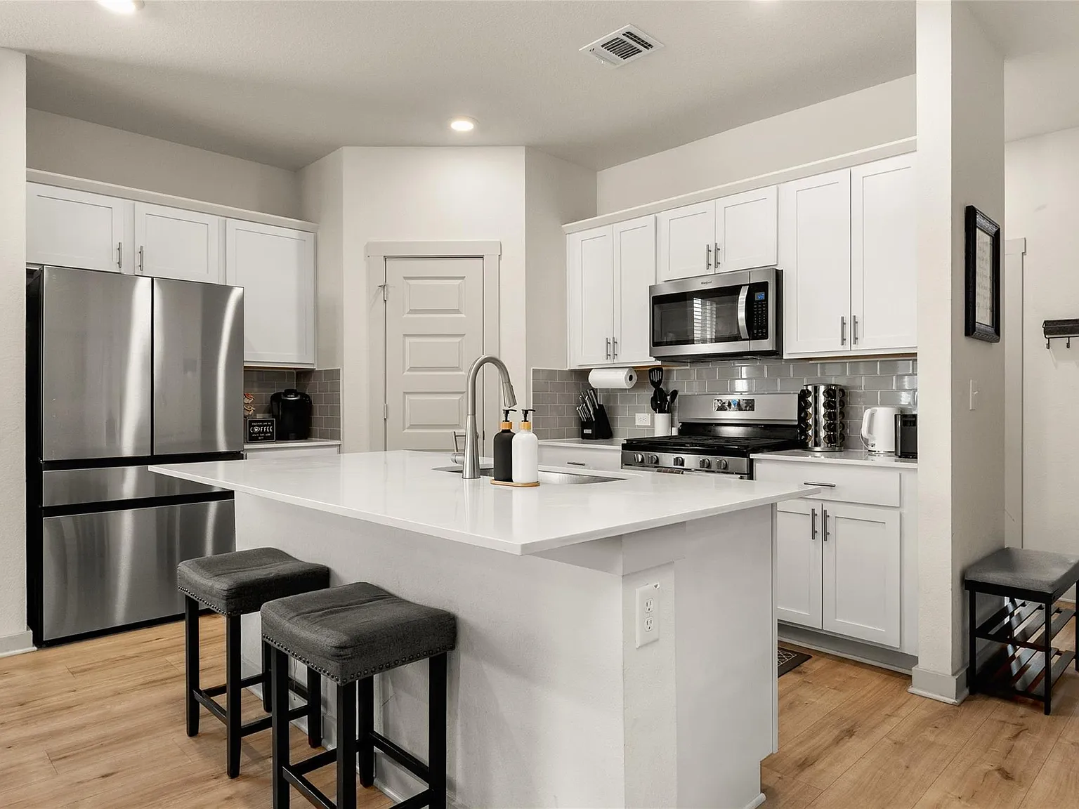 4 bed, 2.0 bath, 1659 sqft, $3,400 — Photo 3