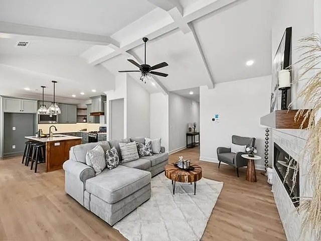 4 bed, 1880 sqft, $2,195 — Photo 2
