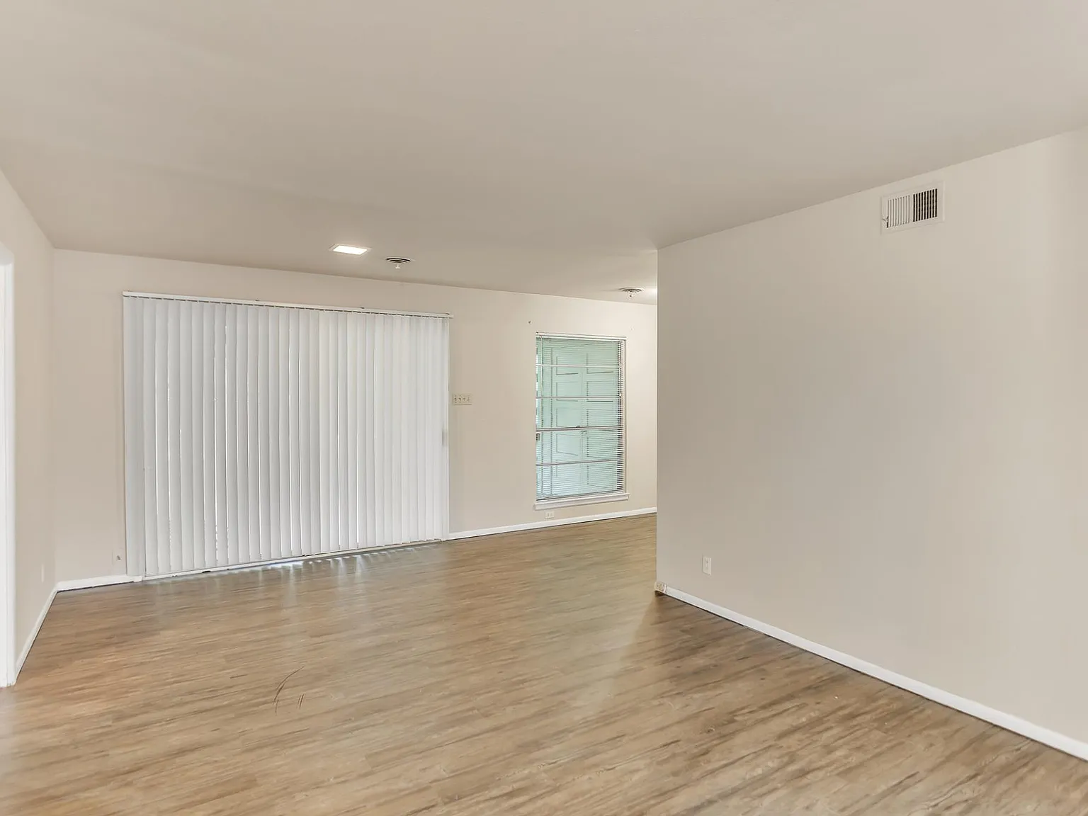 2 bed, 869 sqft, $1,150 — Photo 3