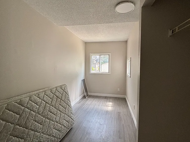 593 Bathurst St #MAIN FLOOR — Photo 9