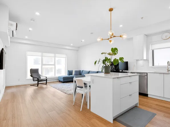 2331 Kelly Ave #301, Pt Coquitlam, BC V3C 1Y3