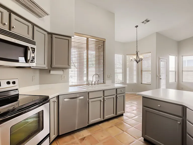 6126 E Kelton Ln — Photo 7