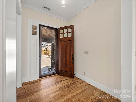 4th image of 34 King Heights Dr