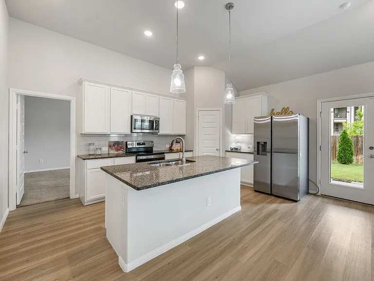223 Miramar Ave — Photo 8