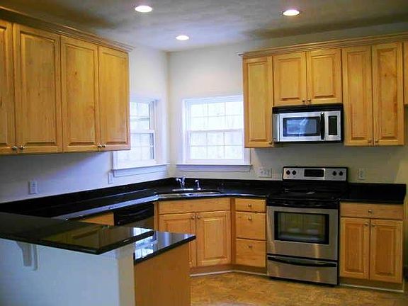 Granite, maple, eat-in kitchen with bar