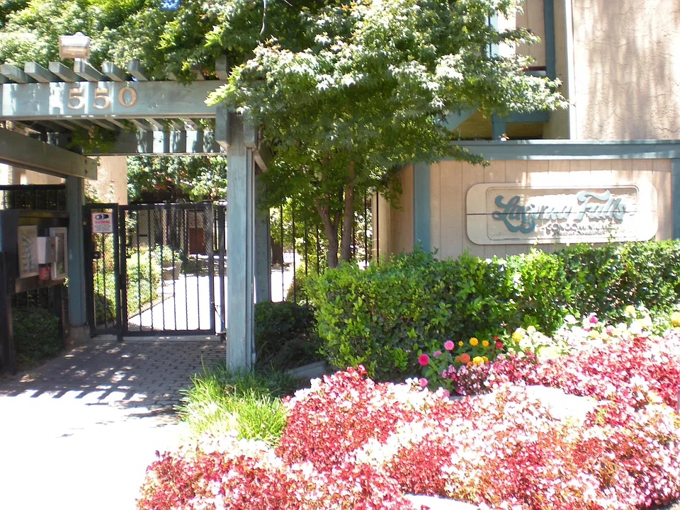 1550 W Ashlan Ave #103