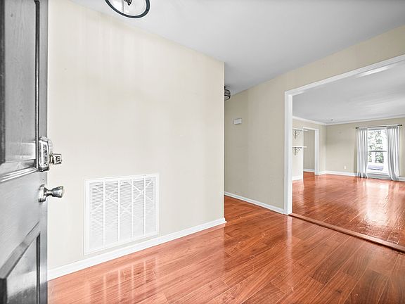 5th image of 635 Country Club Ln