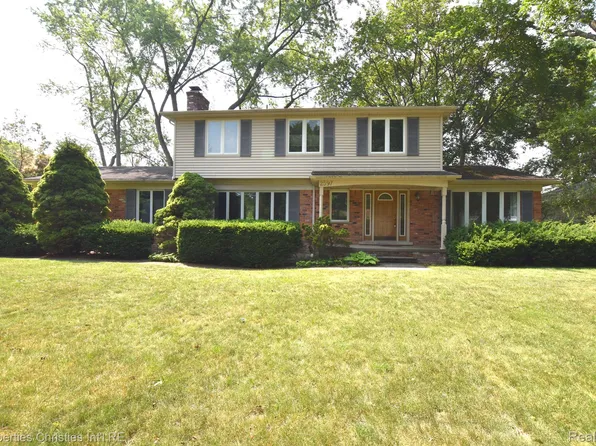 2597 Townhill Rd, Troy, MI 48084