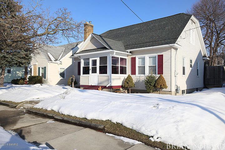 1st image of 1011 Beechwood St NE