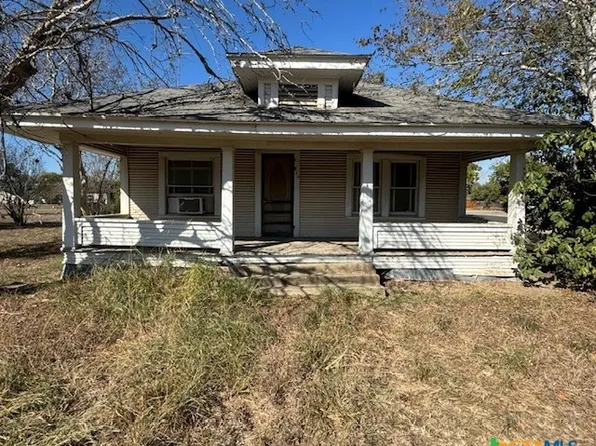 610 E 2nd Ave, Nixon, TX 78140