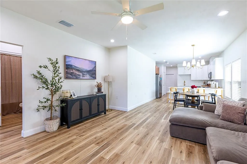 3 bed, 2.0 bath, 1290 sqft, $2,000 — Photo 4