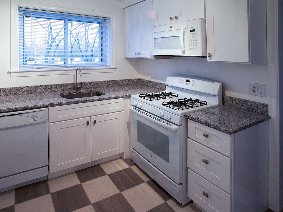 2nd image of 40 Blackhawk Rd
