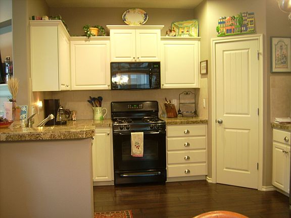 Kitchen w/large walkin pantry