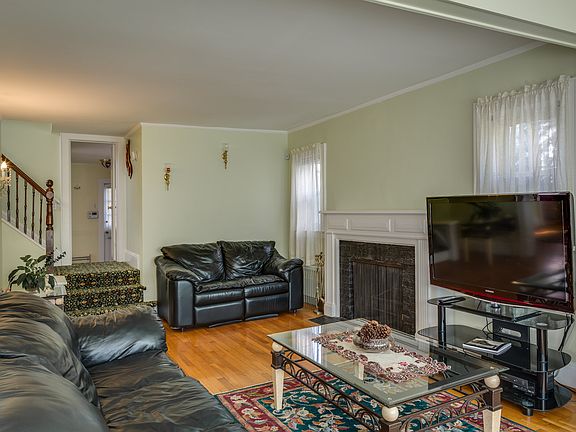 4th image of 102 Combs Ave