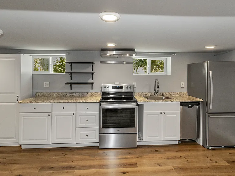 4246 S Graham St #BASEMENT — Photo 9