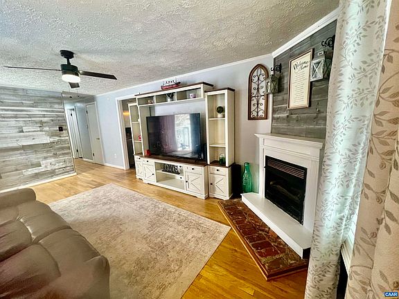 4th image of 215 Heights Hill Rd