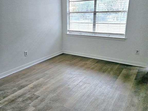 2nd image of 400 N 11th Ave
