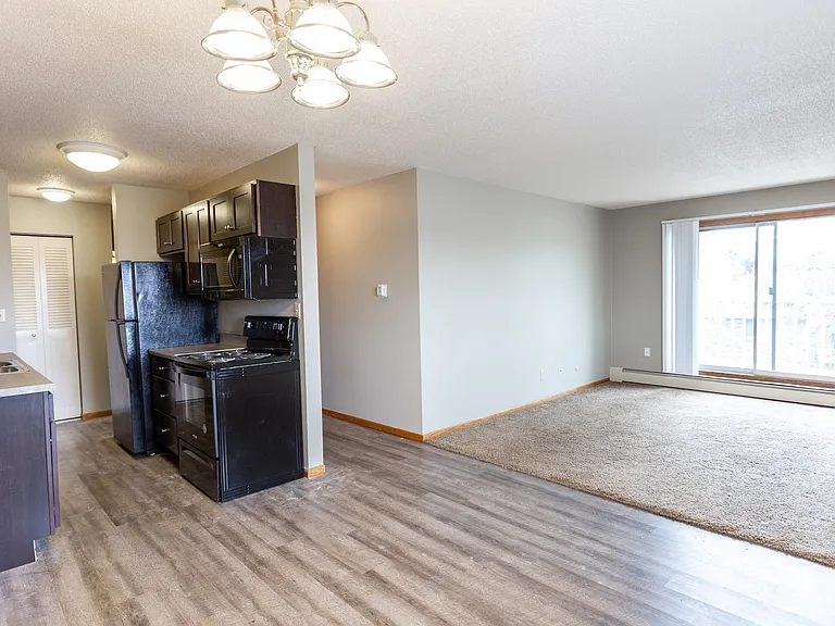 Kings Kourt Apartments — Photo 7