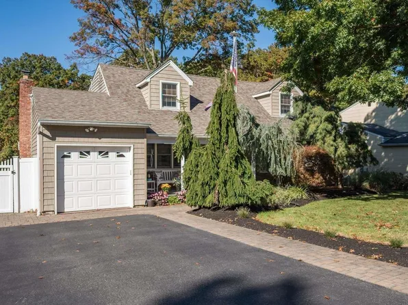 16 Natalie Court, Ronkonkoma, NY 11779